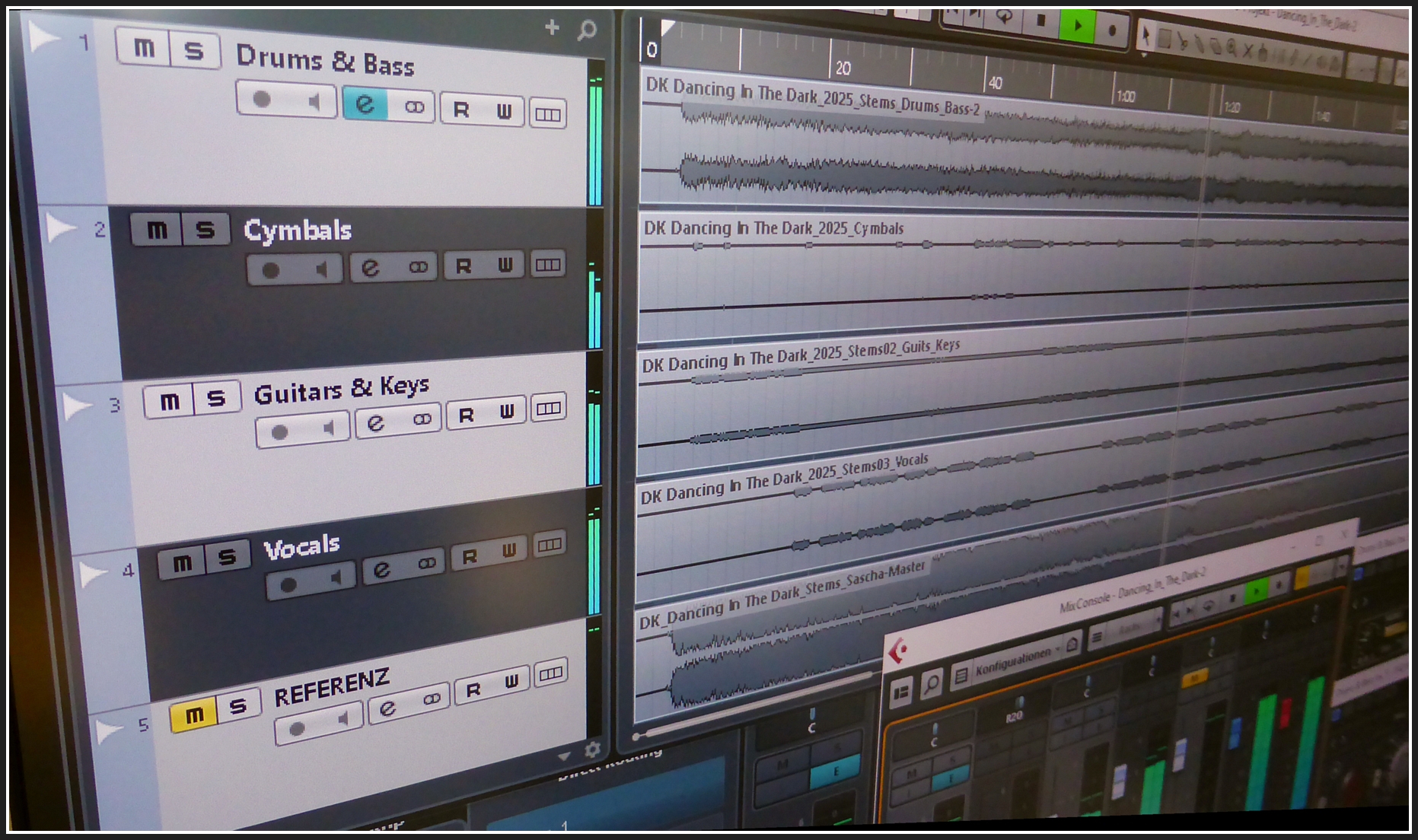 Stem-Mastering in Cubase mit drei Instrumentengruppen und einer Gesangsgruppe.